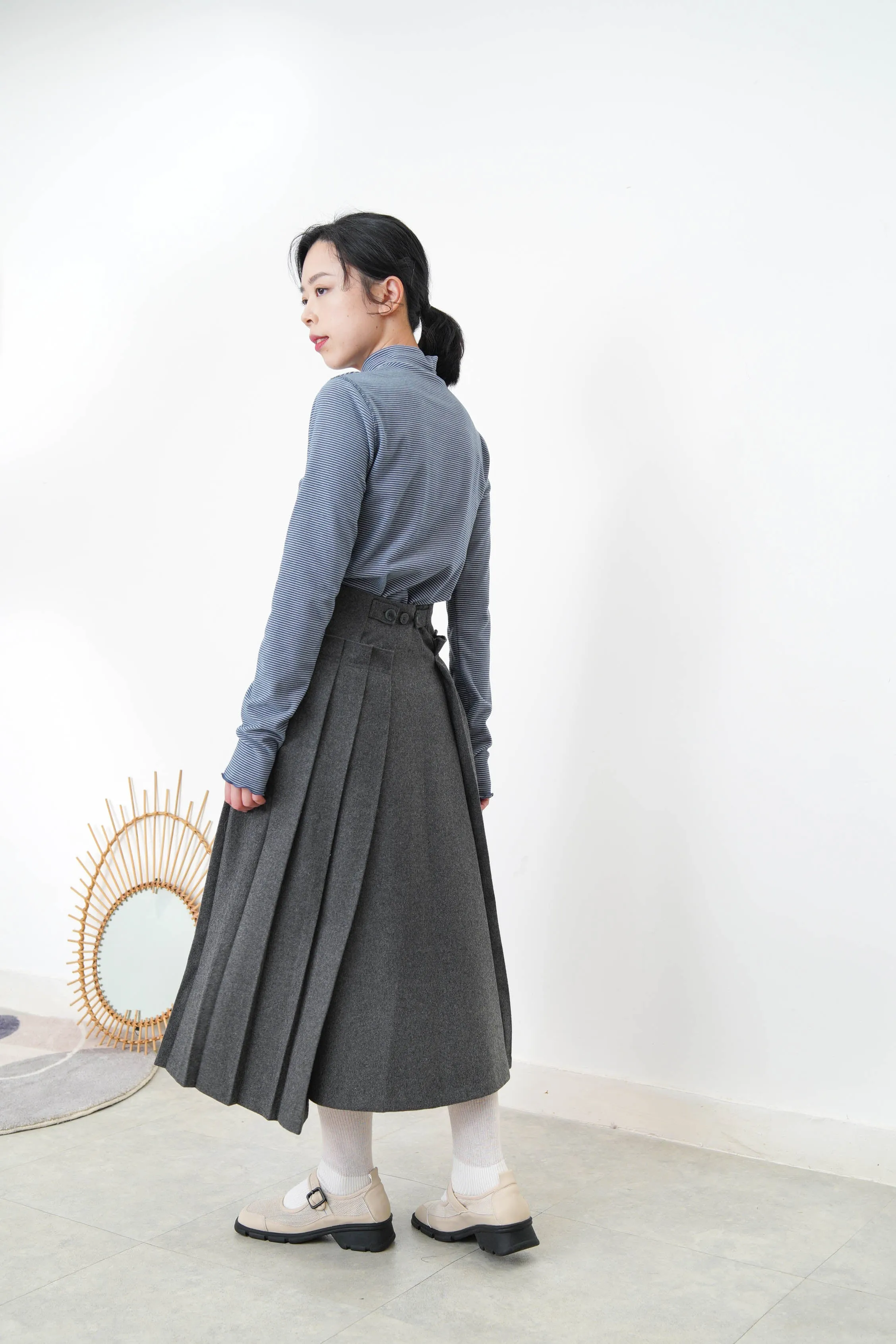 Grey 2 ways wool pleats skirt with buttons
