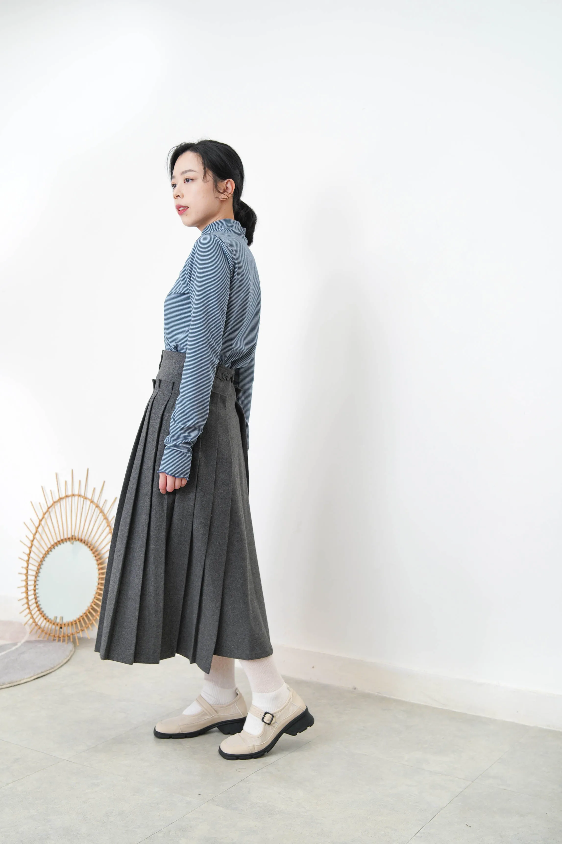 Grey 2 ways wool pleats skirt with buttons